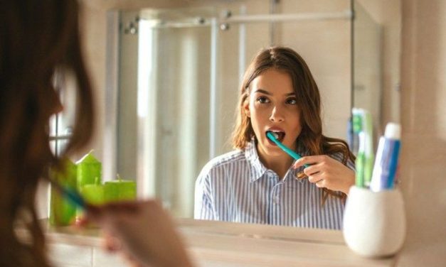Mual Saat Gosok Gigi Di Pagi Hari, Apa Penyebabnya?