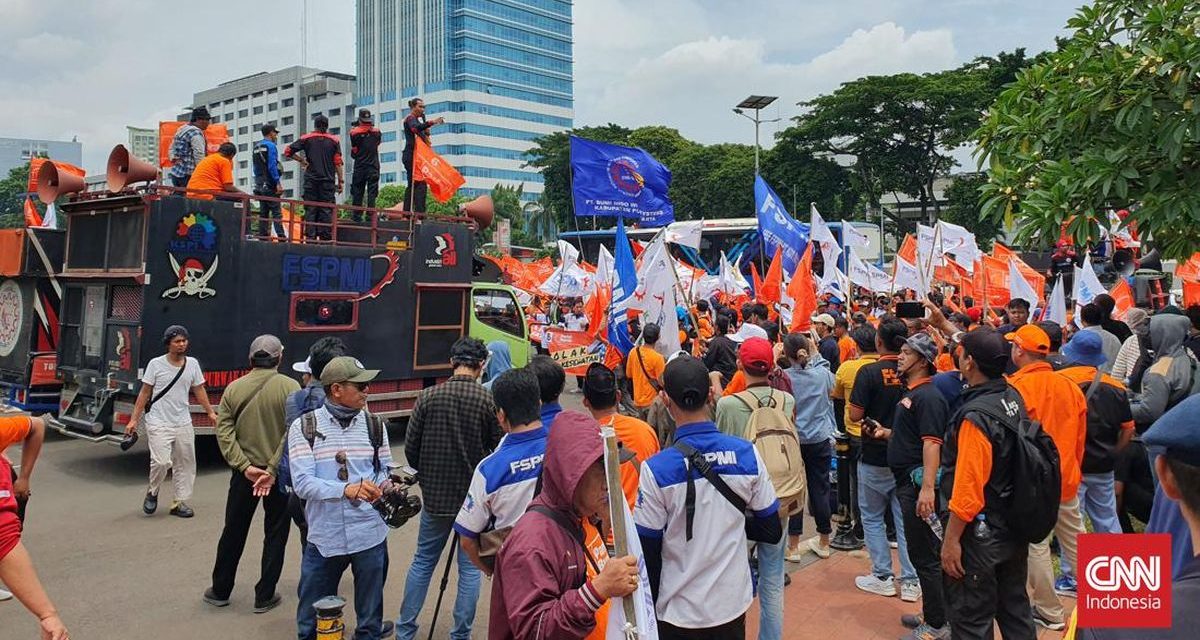 Aksi Buruh Di DPR Picu Penutupan Akses Keluar Tol Slipi