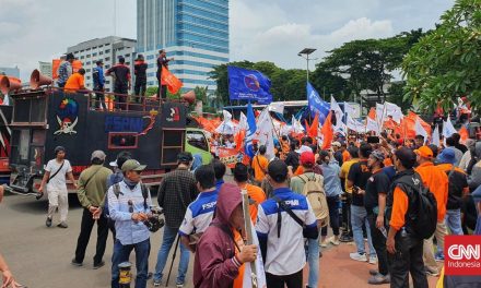 Aksi Buruh Di DPR Picu Penutupan Akses Keluar Tol Slipi