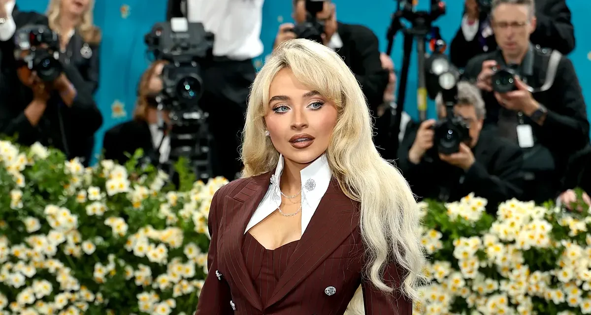 Penyanyi Sabrina Carpenter Mencapai Status Trendsetter Baru