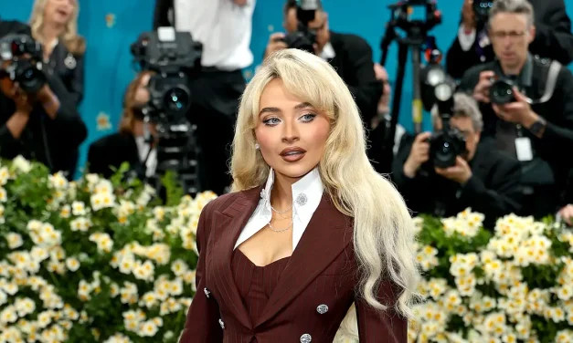 Penyanyi Sabrina Carpenter Mencapai Status Trendsetter Baru